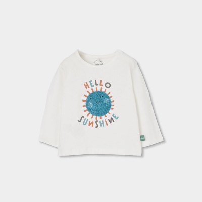 Camisola branca de manga comprida com estampa de sol azul e texto HELLO SUNSHINE