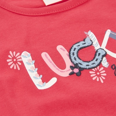 T-shirt rosa com design bordado e estampado colorido