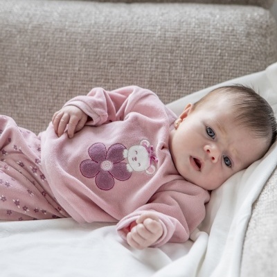 Bebé de pijama rosa com flor e urso