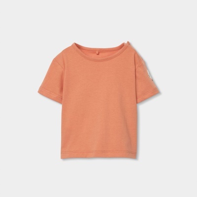 T-shirt curta de criança laranja sobre fundo cinza claro