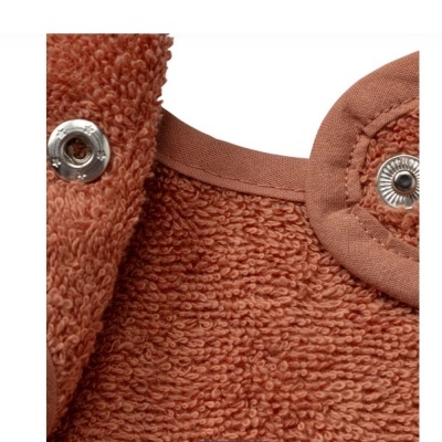 Pano bebé terracota felpudo com fechos de pressão metálicos