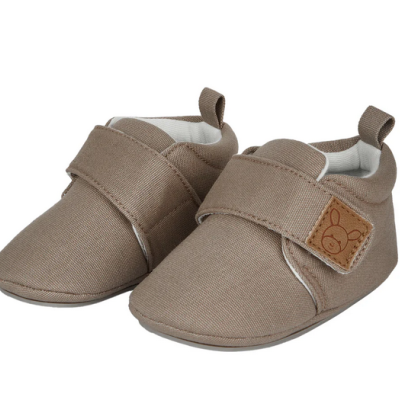 Sapatinhos de bebé bege com fecho de velcro e etiqueta com coelho