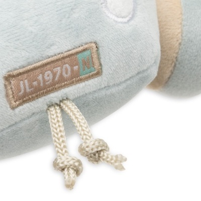 Pelúcia azul clara com etiqueta bordada JL-1970-N e cordões com nós