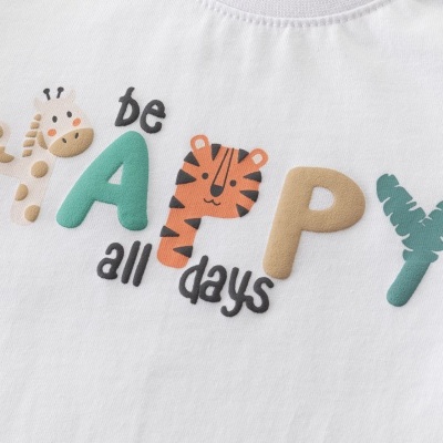 T-shirt branca com estampa colorida e texturizada be HAPPY all days com animais e folhas.