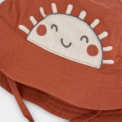 Chapéu de tecido cor ferrugem com aplique bordado de sol sorridente