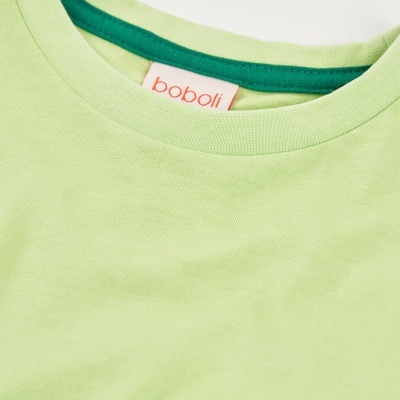T-shirt verde clara com gola redonda e etiqueta boboli