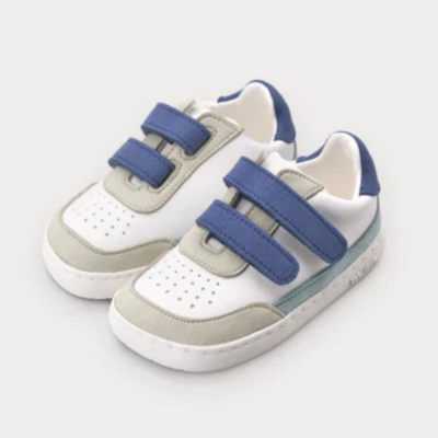Sapatilhas infantis brancas com detalhes cinza e azul e fechos de velcro