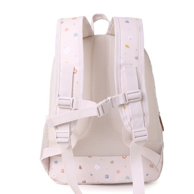 Mochila rosa clara com padrões coloridos e alças acolchoadas