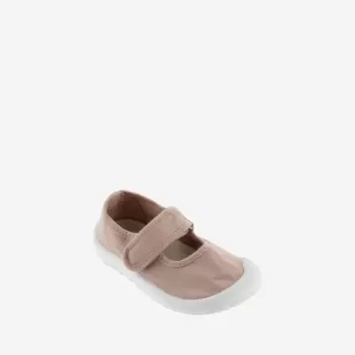 Sapato infantil rosa claro com sola branca e fecho de velcro