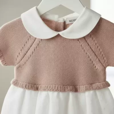 Vestido bebé mallha rosa claro e gola branca com saia branca leve