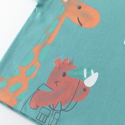 Estampa infantil de girafa e rinocerontes com texto Zoo Crew em tecido azul