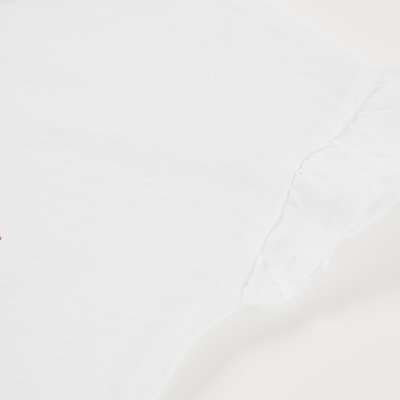 Peça de roupa branca com bainha franzida