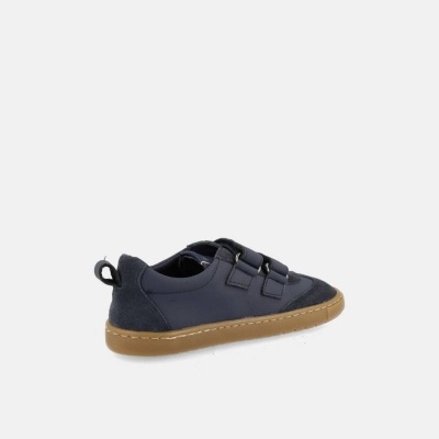 Tênis azul escuro com fecho em velcro e sola castanha