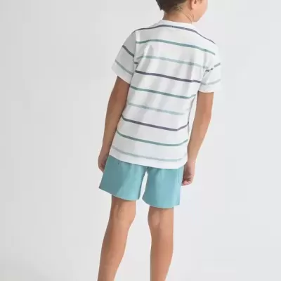 Menino com t-shirt às riscas e calções azul-turquesa