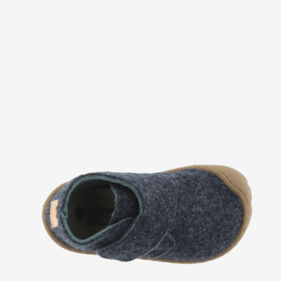Pantufa infantil azul-escuro com sola castanha e velcro
