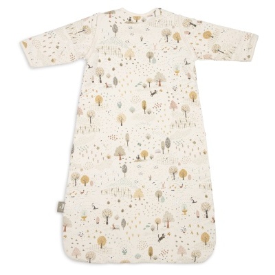 Saco de dormir para bebé com padrão de árvores e animais em tons suaves