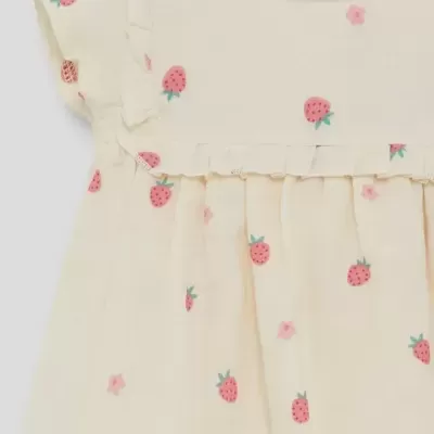 Vestido bege claro para bebé com padrão de morangos e flores, folhos no peito