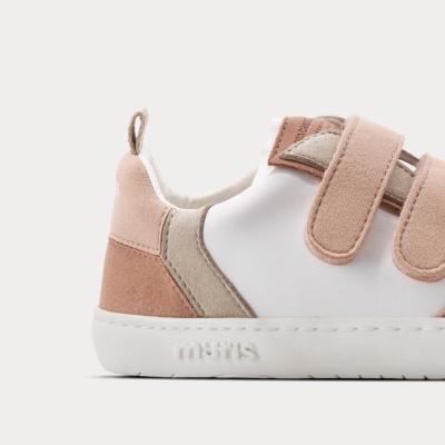 Ténis branco com detalhes em camurça rosa e bege e fechos de velcro.