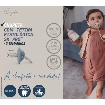 Chupeta em silicone azul com tetina fisiológica e criança com chupeta e mamadeira.