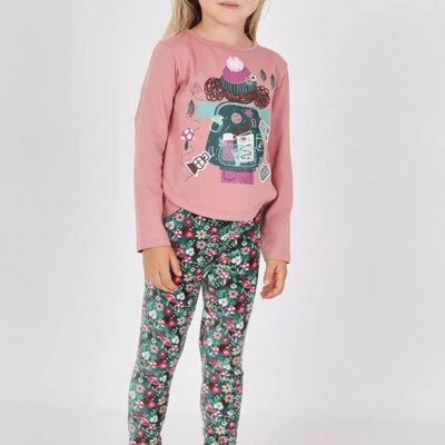 Criança com roupa infantil colorida, t-shirt e calças florais