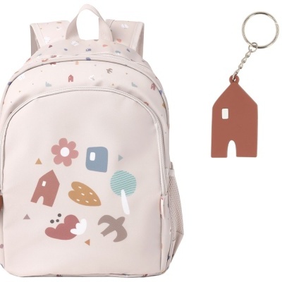 Mochila bege clara com padrão colorido e porta-chaves em forma de casa castanha