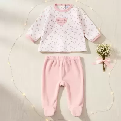 Conjunto de roupa de bebé rosa e branco com padrão de flores e coração bordado