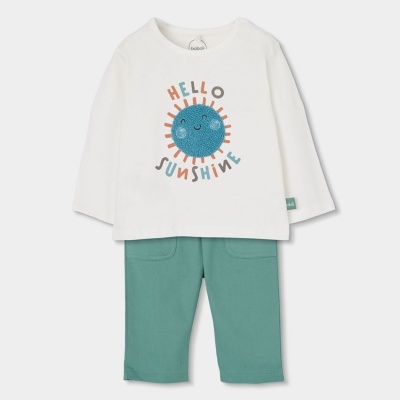 Conjunto de roupa infantil com camisola branca estampada e calças verdes