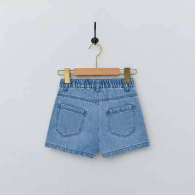 Calções de ganga azuis claros para criança pendurados num cabide de madeira