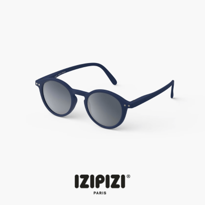 Óculos de sol com armação azul redonda e lentes escuras