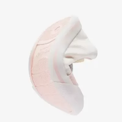 Tênis desportivo branco com sola rosa claro flexível, dobrado