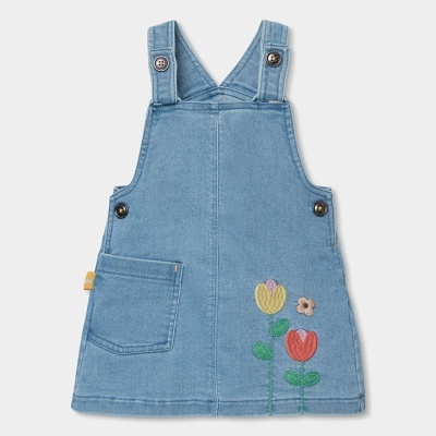 Jardineira infantil azul de ganga com bordados florais coloridos