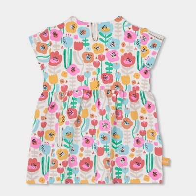 Vestido infantil branco com padrão colorido de flores e mangas curtas