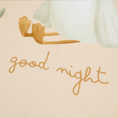 Tecido cor de creme com texto 'good night' e patas de ave em castanho.