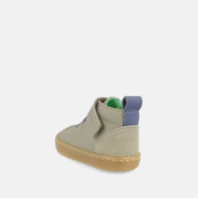 Sapato infantil cinza com sola castanha, detalhe azul e fecho em velcro