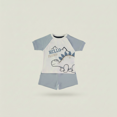 Conjunto de roupa infantil com t-shirt branca e cinzento-azul e calções cinzento-azulados