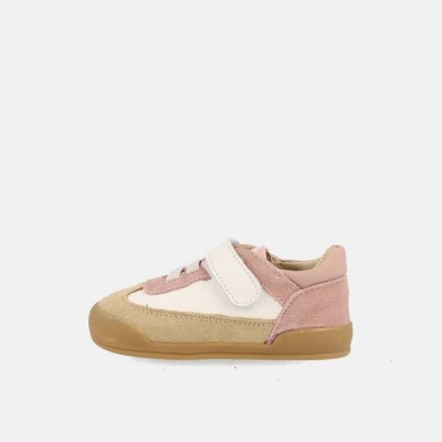 Sapato infantil em camurça rosa, bege e branco com sola castanha