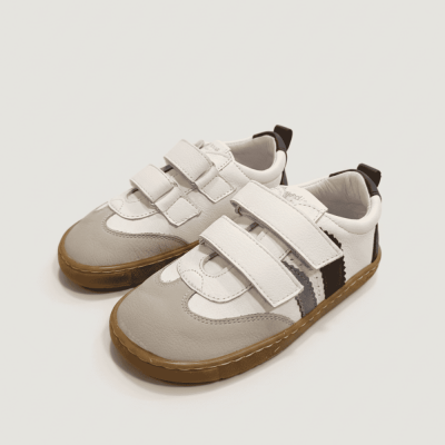 Ténis infantis branco e bege com sola castanha e fecho velcro