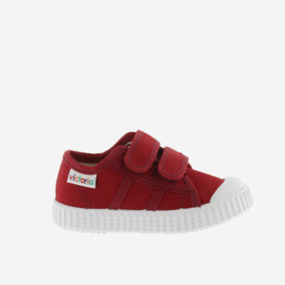 Ténis infantil vermelho com sola branca e fecho em velcro