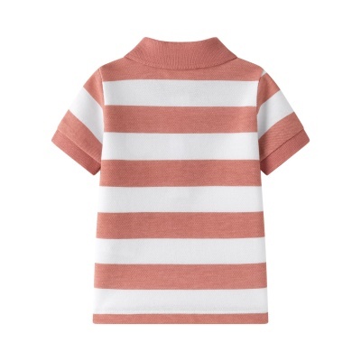 Camiseta pólo riscada branca e cor de tijolo clara vista de trás