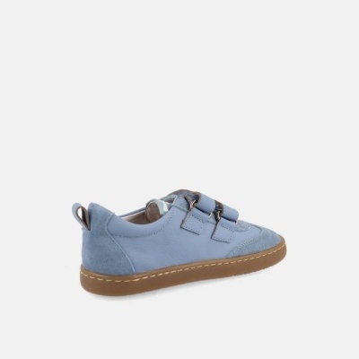 Tênis azul claro de criança com duas tiras de fecho em velcro e sola castanha.