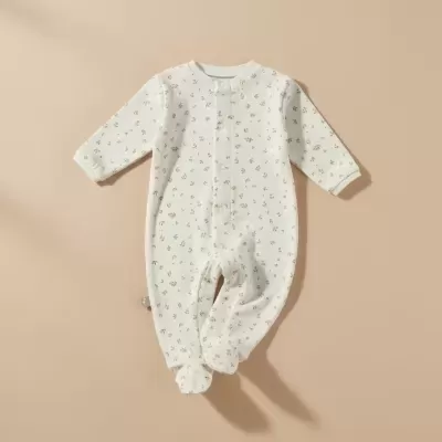 Macacão de bebé branco com pequenas flores e botões frontais