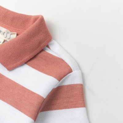 Camisa polo riscada rosa antigo e branca para criança com botões e etiqueta Newness