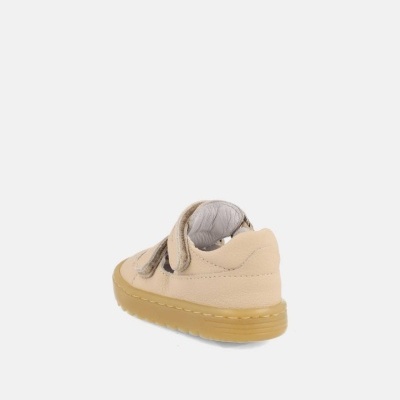 Sapato infantil bege em couro com sola de borracha castanha clara e fecho de velcro