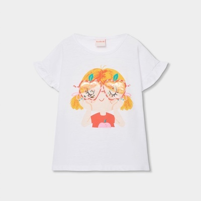 T-shirt infantil branca com desenho de menina e óculos de maçã