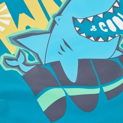 T-shirt azul turquesa com estampa de tubarão azul e texto parcial