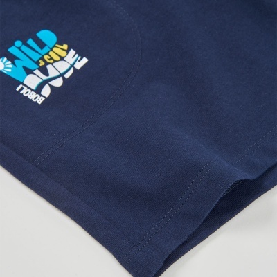 Tecido azul escuro com estampa colorida e costuras visíveis