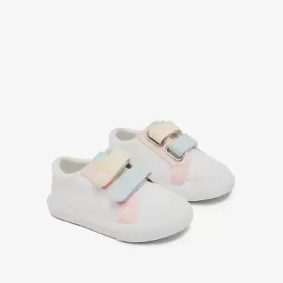 Sapatilhas infantis brancas com detalhes rosa, azul e amarelo