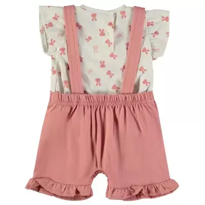 Conjunto de bebé branco e cor-de-rosa com calções salmão de alças e body com padrão