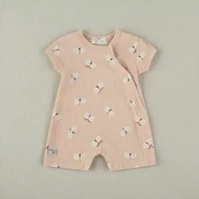 Pelele para bebé rosa com padrão de borboletas brancas e cor-de-rosa