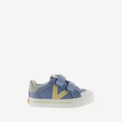 Ténis infantil azul claro com velcro e sola branca.